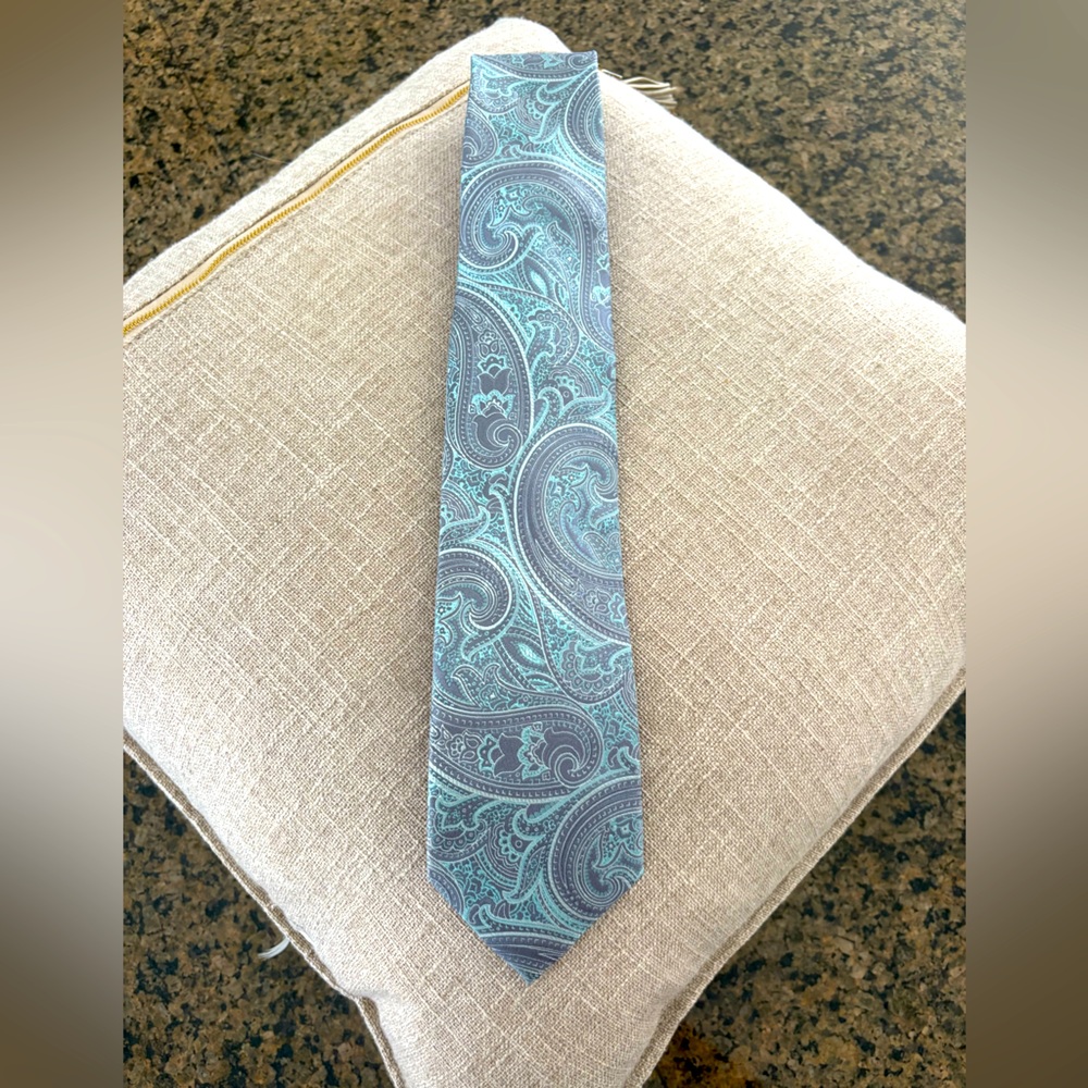 Beautiful Michael Kors Men’s Silk Tie Paisley  grey soft tan light teal. Stylish